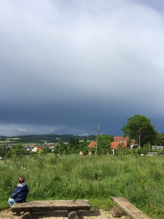 Der Bub guckt zum Himmel ...