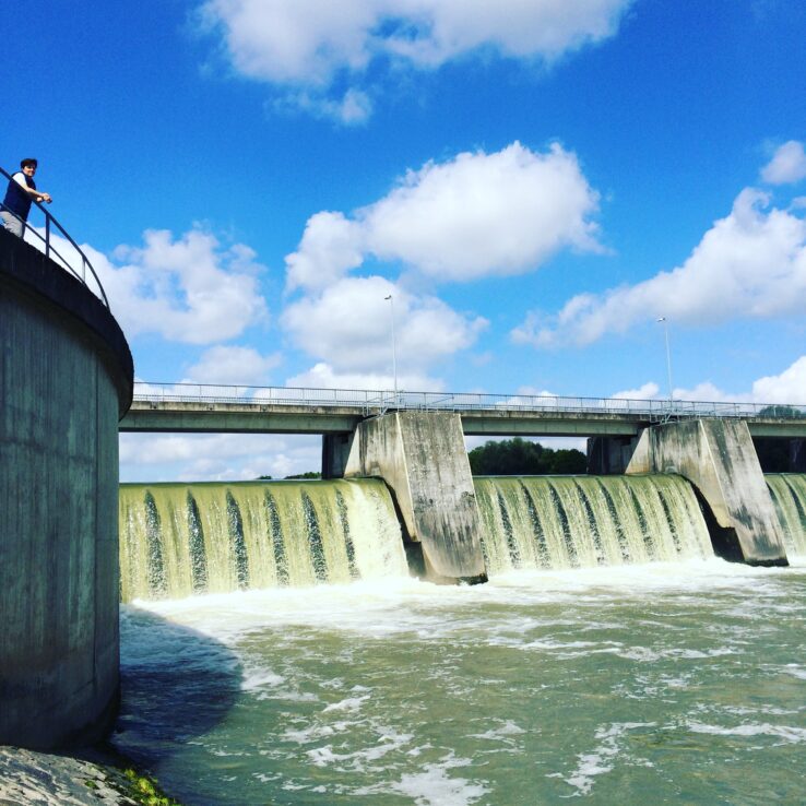 An Staustufen kommt man mehrmals vorbei. Die hier sieht besonders imposant aus und wird auf den Namen Huber-Dam getauft.