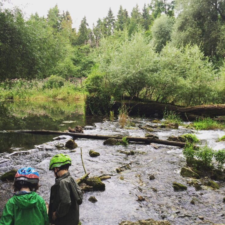 Zwischen Freising und Moosburg. Die Regenjacken sind nur zur Sicherheit.