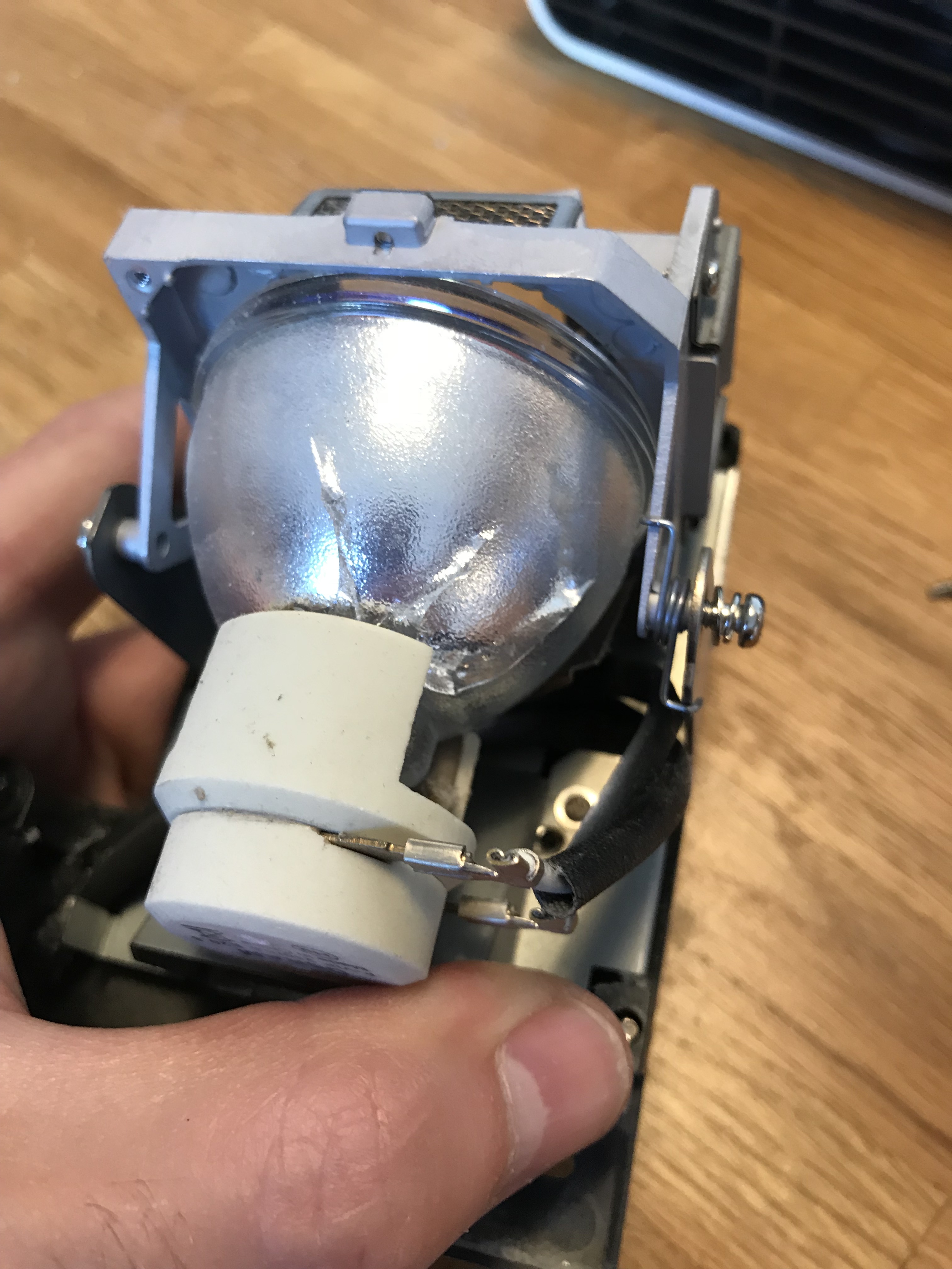 Die zwei Stecker an der Lampe sollte man sich gut merken. Die müssen an der neuen Birne genau so angesteckt werden. Das Abziehen ging hier ziemlich schwer.