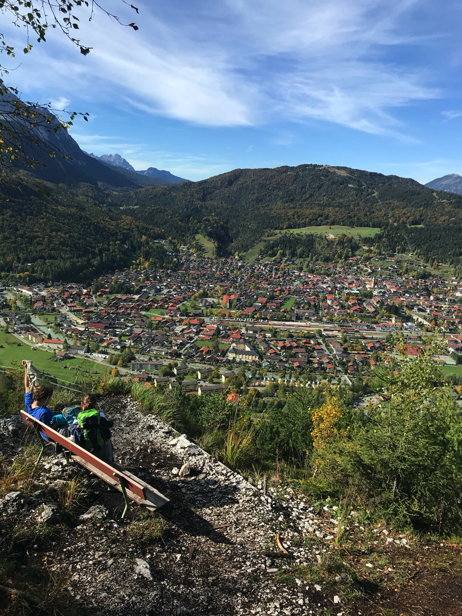 Der Wanderweg: mitten im Wald. Die Aussicht: Mittenwald.