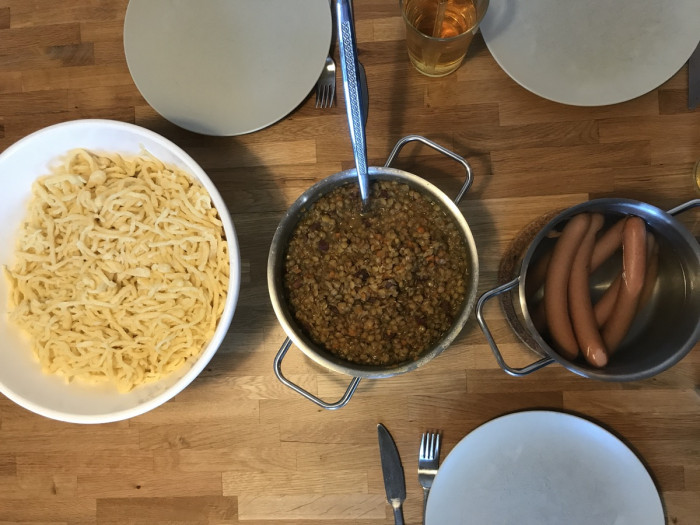 Linsen, Sp&auml;tzle und Saitenw&uuml;rstle