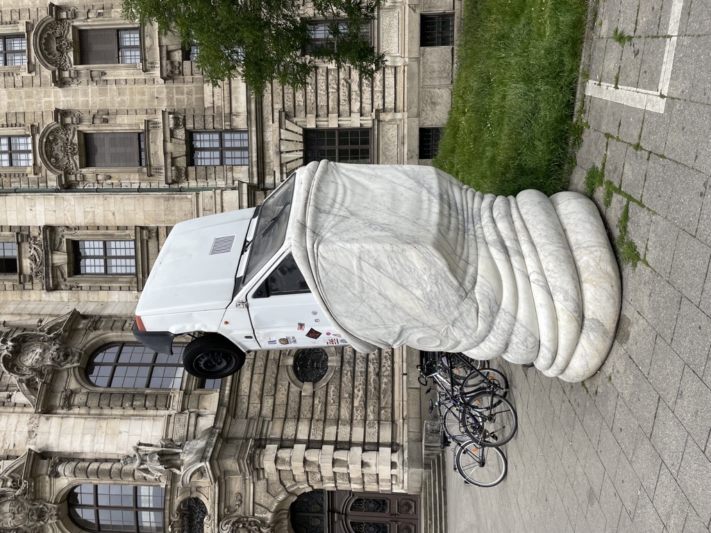 Auto verschluckt