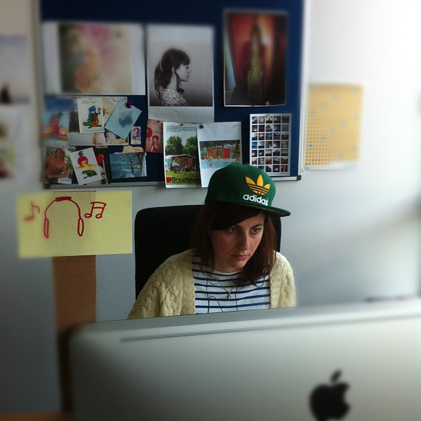 @wersglaubt mit neuem Hinweisschild bei Nichtansprechbarkeit. (- M&uuml;tze normal)