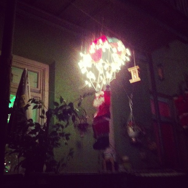 Alle Jahre wieder: Der Fallschirm-Weihnachtsmann.