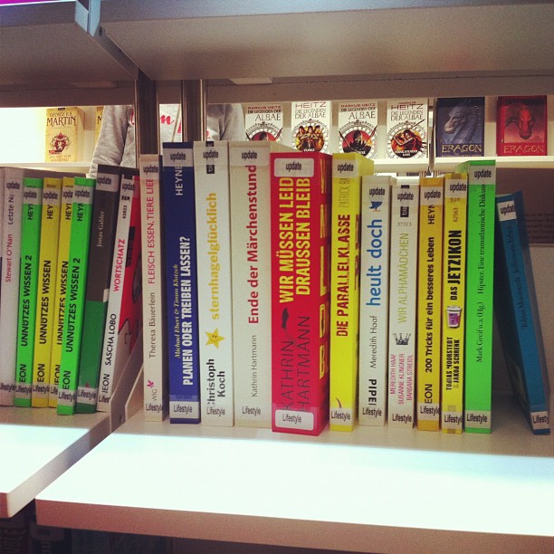 Das @neon_magazin Regal im Gasteig.