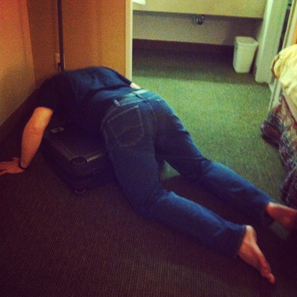 Es ist nicht das wonach es aussieht. Nur im Outlet ein bisschen die Kontrolle verloren. Koffer ist j