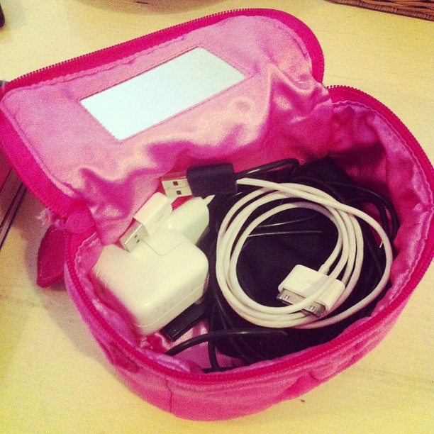 Tochter leiht mir ihre Ladekabeltasche f&uuml;r die