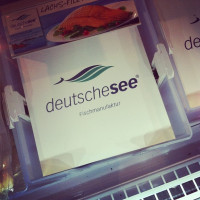 Fischmanufaktur! Da wird der Fisch noch von Hand gedrechselt.