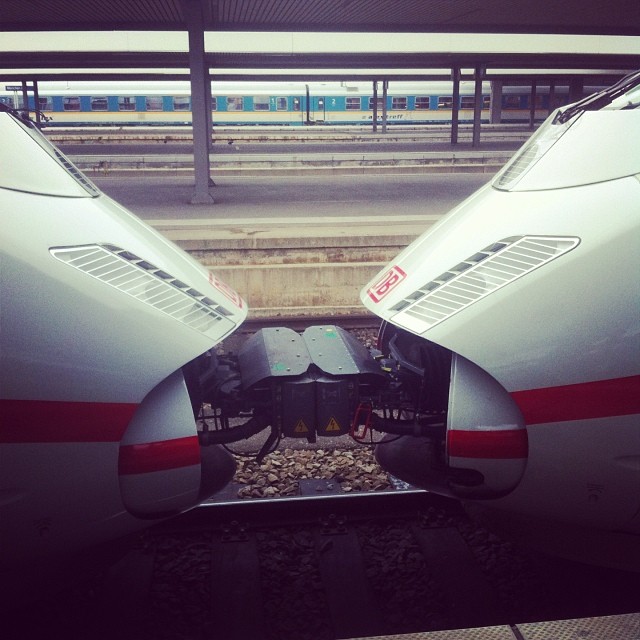 Kissing trains
