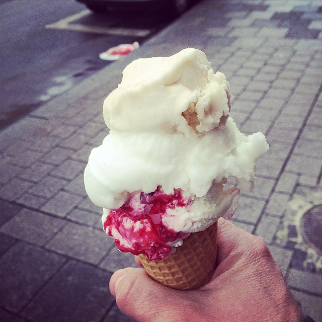 Eis. Obendrauf eine Kugel Weissbiereis.