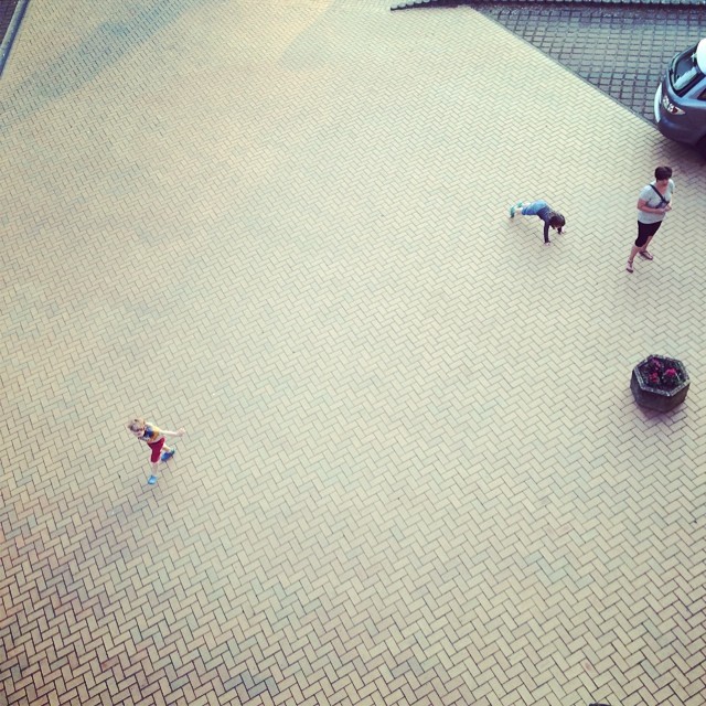 Kinder machen noch bisschen Workout