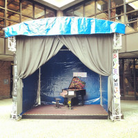 20 Meter vom Hauptsitz der GEMA entfernt steht ein offenes Klavier. Hoffe, die Rechte sind gekl&auml;rt.