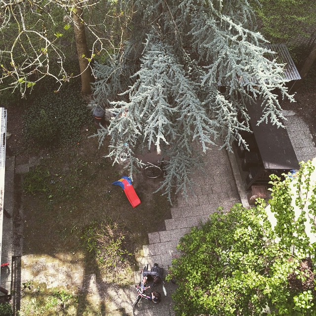 Daf&uuml;r sind Opas da. Zeug am Enkelfahrrad rumschrauben.