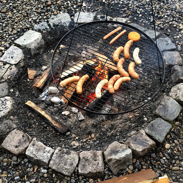 Es wird gegrillt.