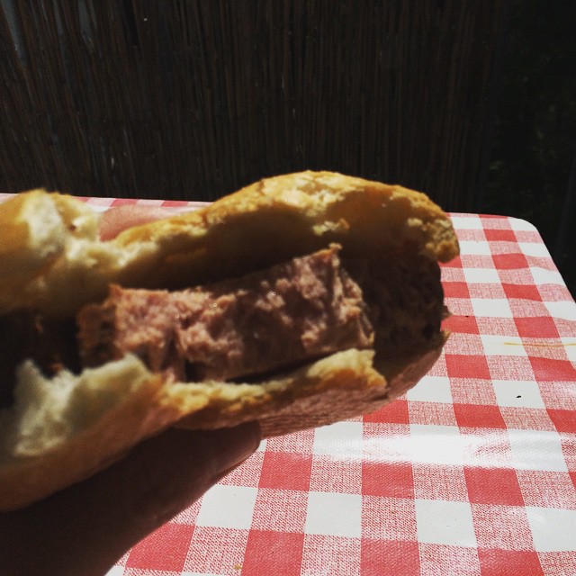 Mittagspause. Besch&auml;ftigung mit dem Leberk&auml;ssemmel-Dilemma. Eine ist zu wenig, zwei zuviel.