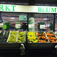 Auf dem Weg zum Stammtisch noch schnell Obst fotografieren. Vielleicht hilfts gegen den Kater.