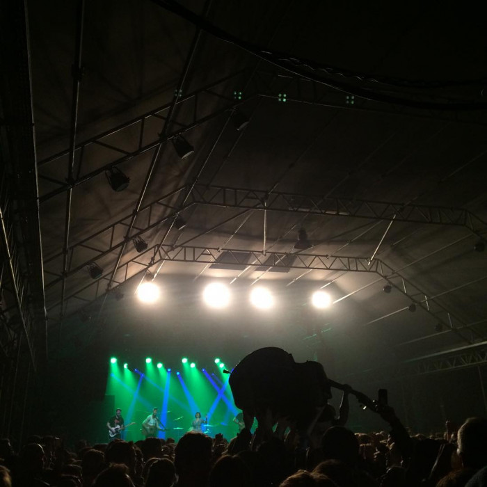 Crowdsurfender Kontrabass mit @skinnylister