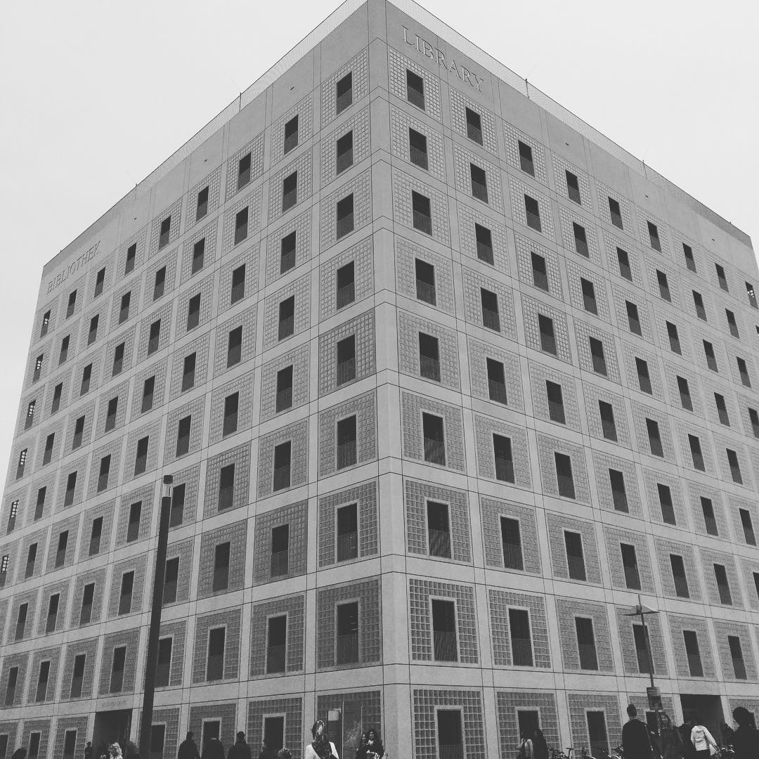 Sohn hat Fenster gez&auml;hlt. Es ist ein W&uuml;rfel.