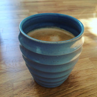 Angeblich ist das ein Becher und keine Tasse (weil der Henkel fehlt). Find ich Quatsch. Meinungen?