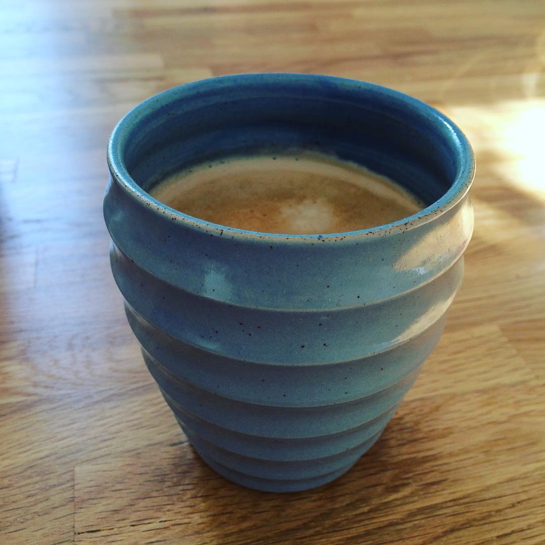 Angeblich ist das ein Becher und keine Tasse (weil der Henkel fehlt). Find ich Quatsch. Meinungen?