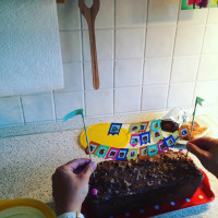 Die @br1b1e macht den Einschulungskuchen fertig.