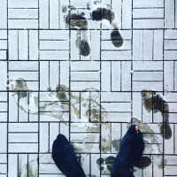 Moin M&uuml;nchen. Industrieschnee und Loch im Socken.