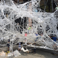 Die Kinder kleben fest da drinnen.