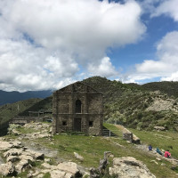 Der Weg zur Chapelle di San Bertuli startet im Bergdorf Parata. Der Weg dorthin mit dem Auto ist sch