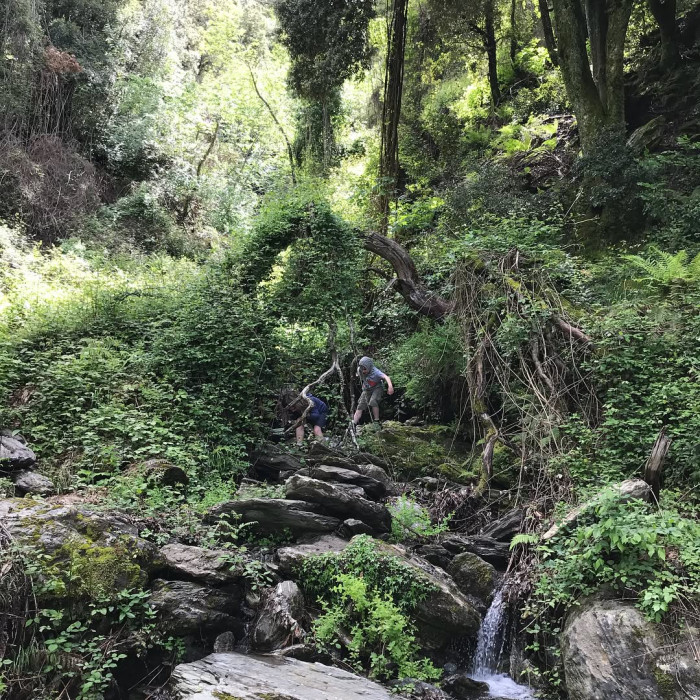 Der Weg zur Chapelle di San Bertuli startet im Bergdorf Parata. Der Weg dorthin mit dem Auto ist sch