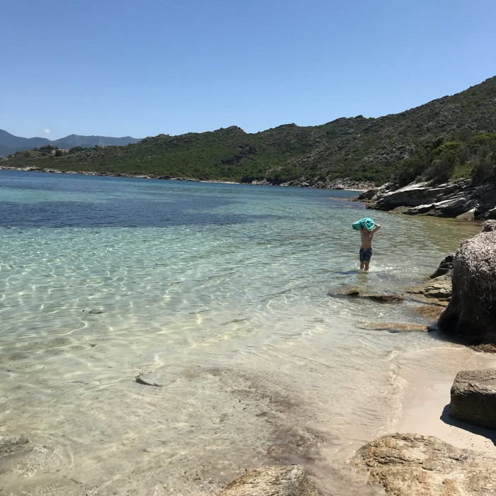 Von Saint-Florent f&auml;hrt man mit dem Boot (erste Fahrt in der Nebensaison um 10:00 mit  @le.popeye) i