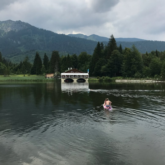 Der Pflegersee liegt ein bisschen oberhalb von Garmisch. Auf dem Weg dorthin kann man noch kurz auf