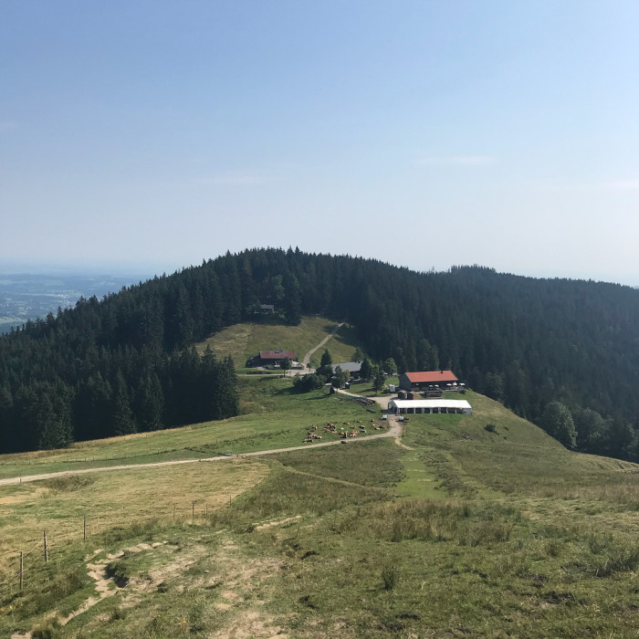 Die Wanderung von Tegernsee nach Schliersee ist ideal f&uuml;r eine Anreise mit der Bahn. Um 7:00 f&auml;hrt d