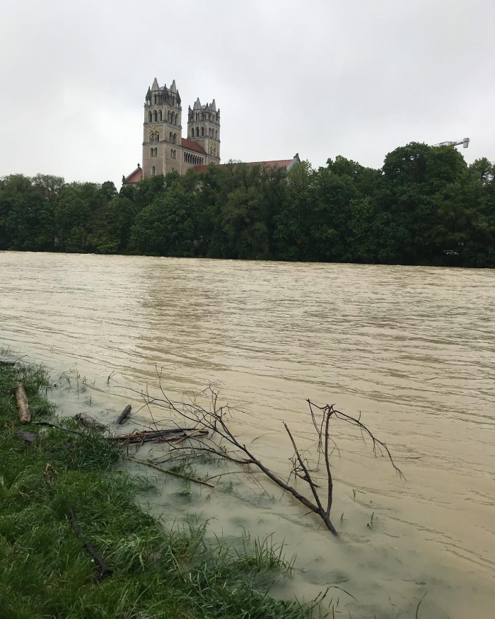 Moin M&uuml;nchen. Die Isar l&auml;uft langsam &uuml;ber.