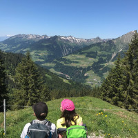 Die erste Wanderung im gro&szlig;en Walsertal. Es gibt noch bisschen Restschnee und weil die K&uuml;che eine Be