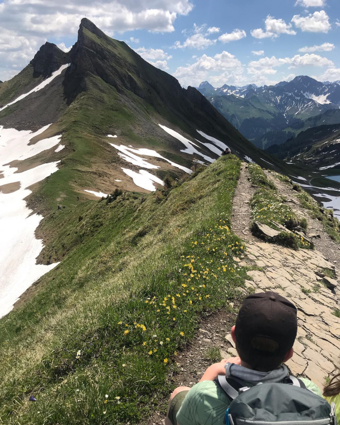 In Dam&uuml;ls fahren wir mit dem Uga-Sesselllift nach oben und sehen erst mal K&uuml;he auf gr&uuml;ner Wiese. Weg
