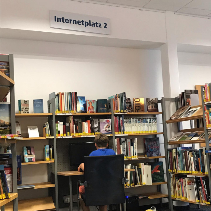 Tag 5: Von B&uuml;sum nach T&ouml;nning.  Windstill zuerst 20 Kilometer an der K&uuml;ste entlang. Ein andersfarbig