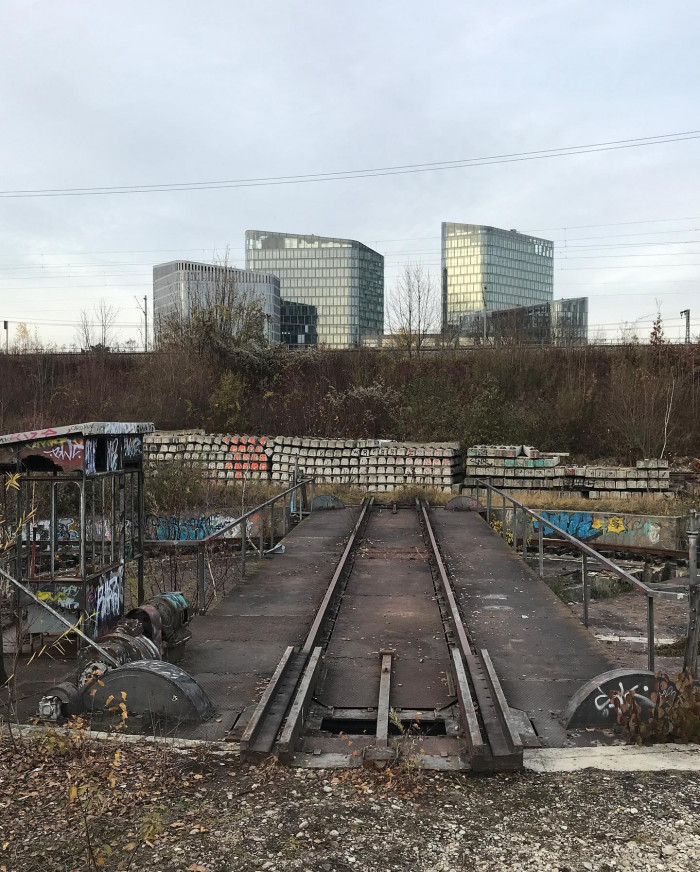 Auf dem Weg zur Arbeit ist mir zwischen den S-Bahnhaltestellen Leuchtenbergring und Berg am Laim neb