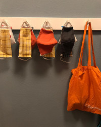 Jedem seinen eigenen Maskenhaken - Schmutzmasken in den Beutel.