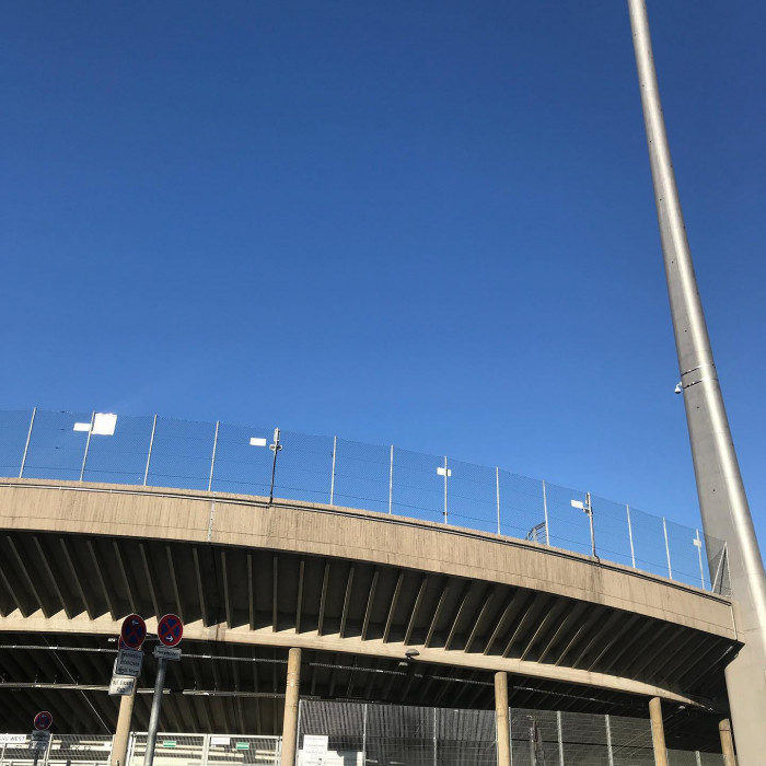 Stadtausw&auml;rts geht es vorbei am Lager vom Dallmayer. Dort wird der Kaffee ger&ouml;s