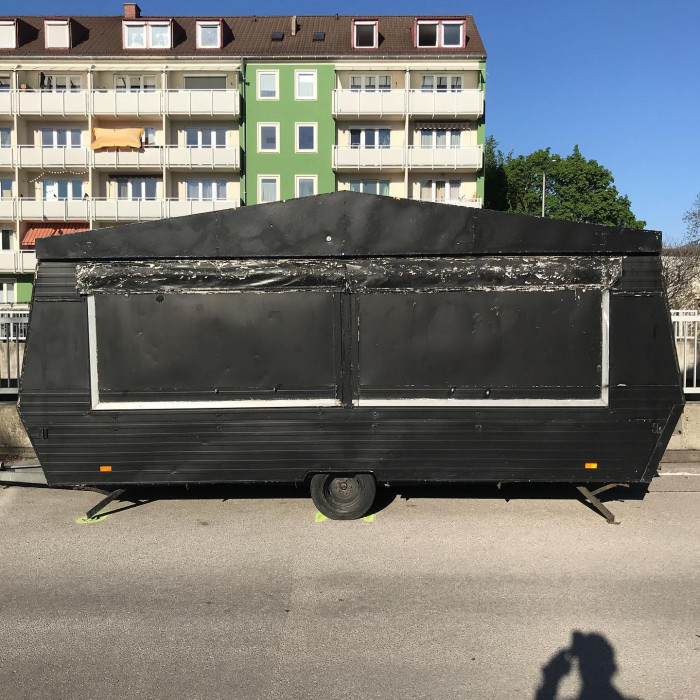 Stadtausw&auml;rts geht es vorbei am Lager vom Dallmayer. Dort wird der Kaffee ger&ouml;s