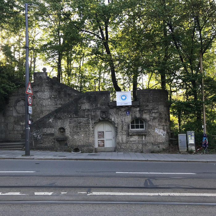 Stadtausw&auml;rts geht es vorbei am Lager vom Dallmayer. Dort wird der Kaffee ger&ouml;s