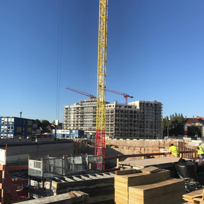 Stadtausw&auml;rts geht es vorbei am Lager vom Dallmayer. Dort wird der Kaffee ger&ouml;s