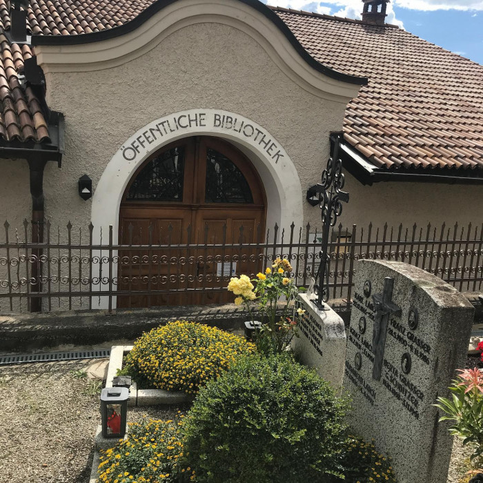 Oberhalb von Meran liegt Dorf Tirol. Der Ort besteht aus Restaurants, Souvenirläden, Hotels und ein