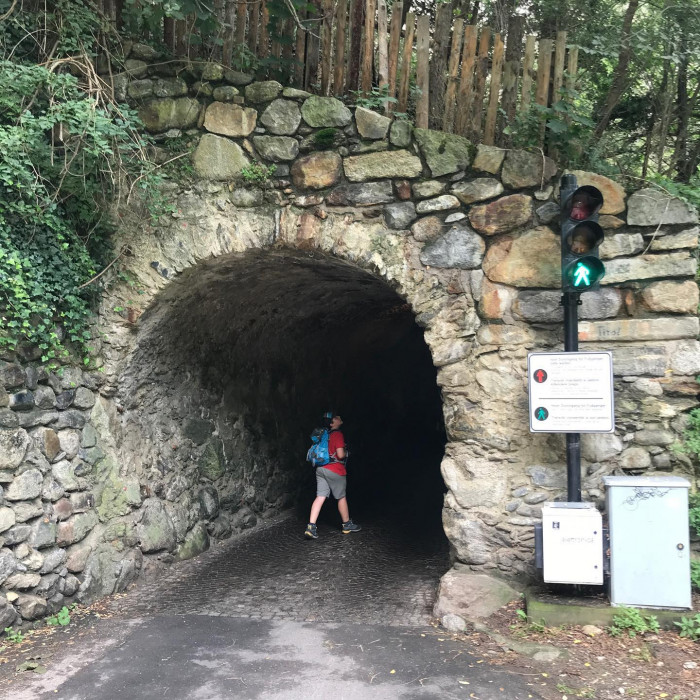 Oberhalb von Meran liegt Dorf Tirol. Der Ort besteht aus Restaurants, Souvenirläden, Hotels und ein