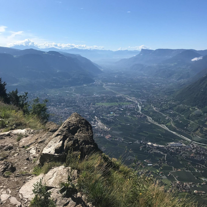 Oberhalb von Meran liegt Dorf Tirol. Der Ort besteht aus Restaurants, Souvenirläden, Hotels und ein