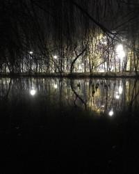 M&uuml;nchen. Flutlicht von gegen&uuml;ber strahlt. Lautes Kindergeschrei vom Fussballtraining hallt &uuml;bers Was