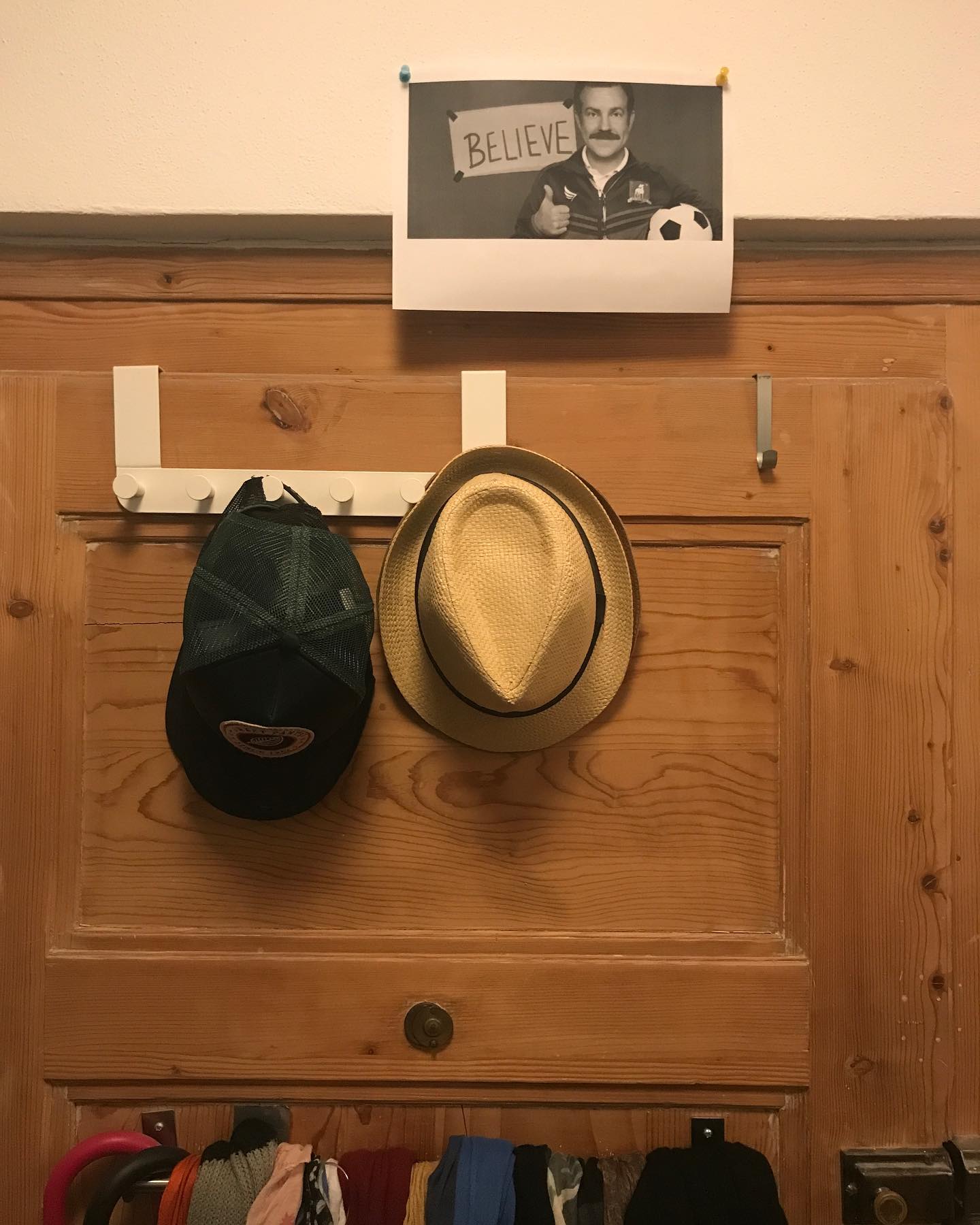 So. Alle, die Morgens die Wohnung verlassen m&uuml;ssen einmal hochh&uuml;pfen und mit Ted Lasso abklatschen.