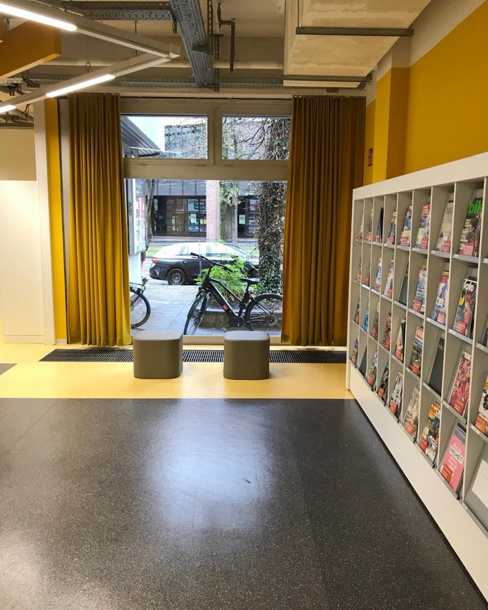 Das neue Interimsquartier der @muenchner_stadtbibliothek im Motorama ist sehr bunt. Mehr Details im