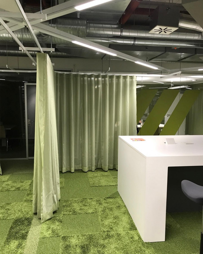 Das neue Interimsquartier der @muenchner_stadtbibliothek im Motorama ist sehr bunt. Mehr Details im